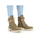 
Laubgrüne Rieker Damen Biker Boots 72610-55 mit einer schockabsorbierenden Sohle. Schuh am Fuß