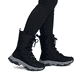 Schwarze Rieker Damen Kurzstiefel Z3950-00 mit dem umdrehbaren Glacier Grip. Schuh am Fuß.