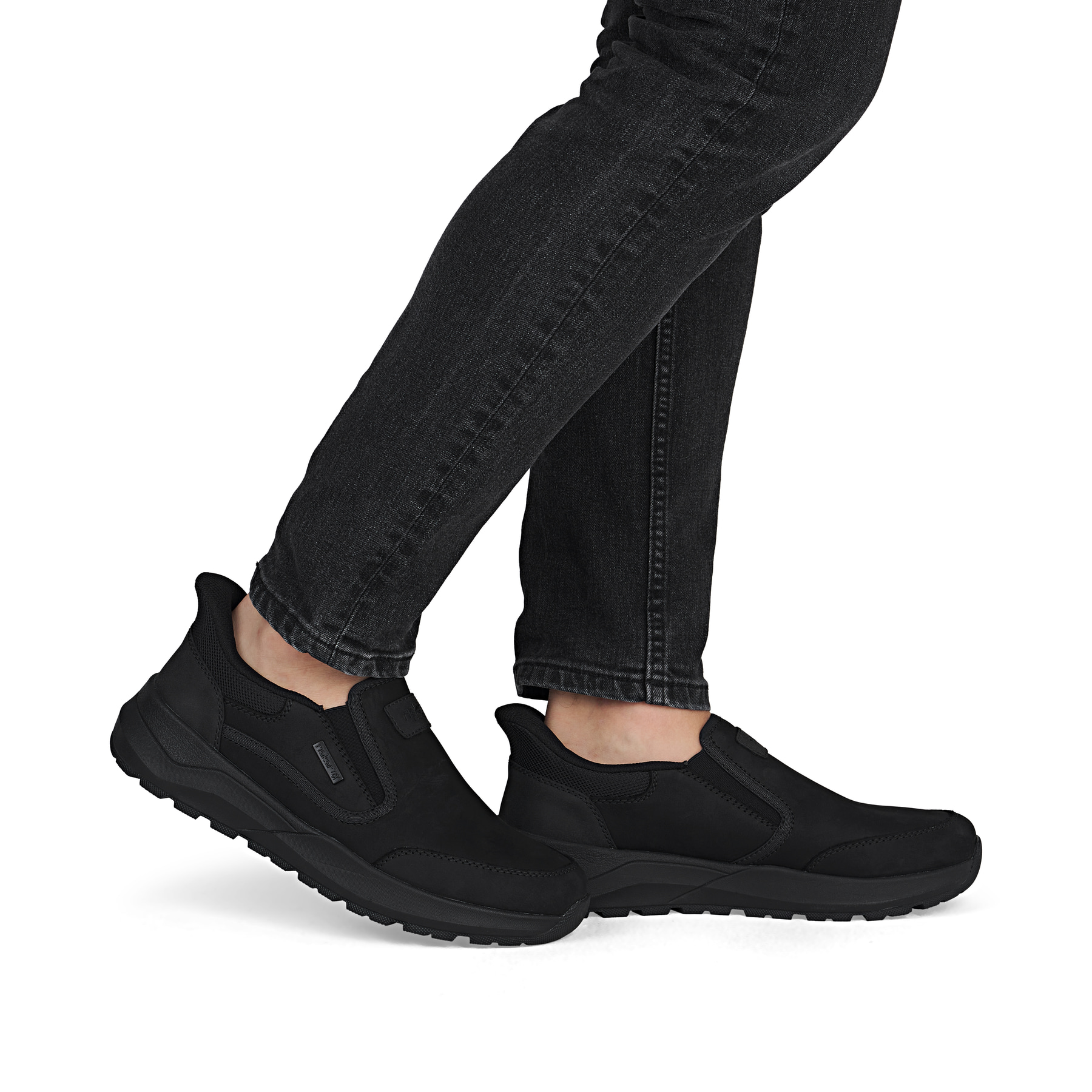 Mocassins Rieker noirs pour homme 06052-00 en cuir suédé. Chaussure au pied.