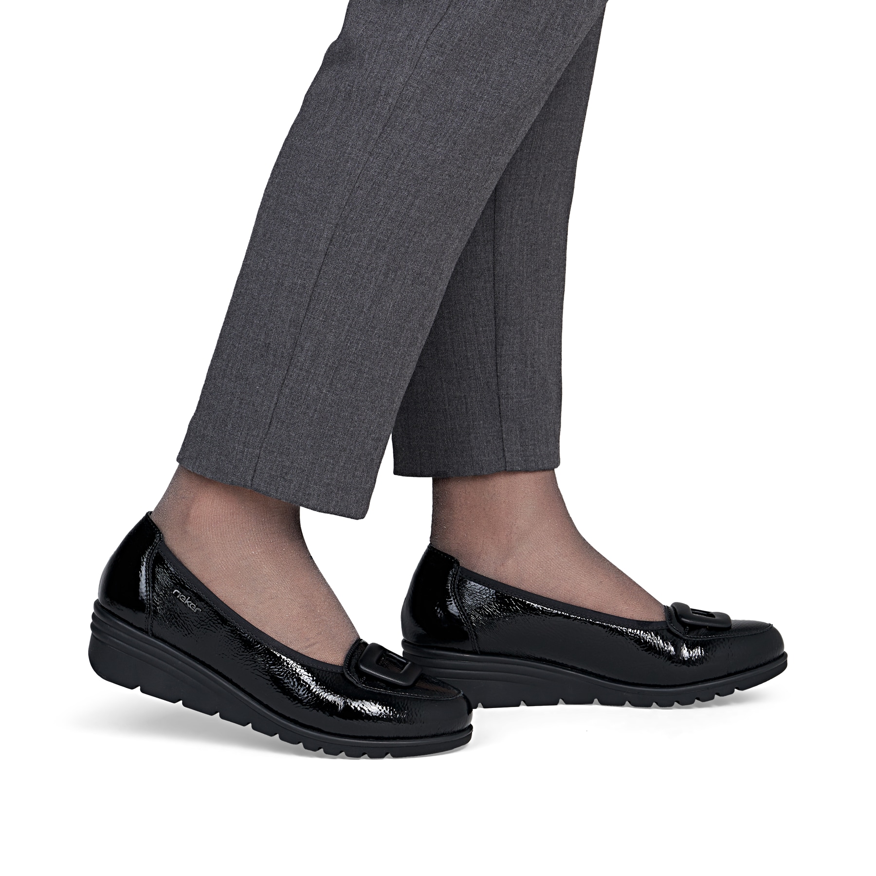 Schwarze Rieker Ballerinas L5362-00 mit Deko-Schnalle. Schuh am Fuß.