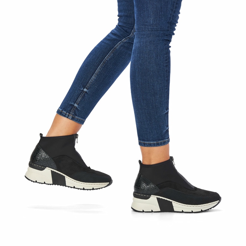 Schwarze Rieker Damen Sneaker High N6352-00 mit dämpfender und leichter Sohle. Schuh am Fuß.
