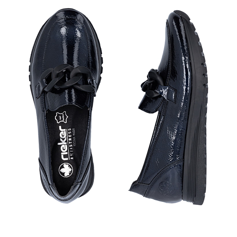 Dunkelblaue Rieker Damen Loafer 49051-14 mit Deko-Kette sowie einem Gummizug. Schuh von oben, liegend.