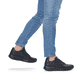Schwarze Rieker Herren Sneaker Low U0501-00 mit ultra leichter Sohle. Schuh am Fuß.