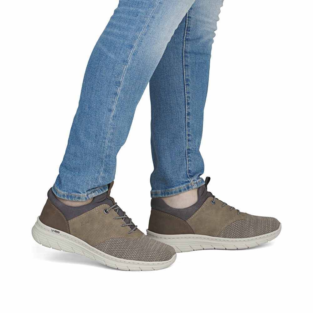 Mocassins Rieker beiges pour homme 13150-64 avec bande élastique. Chaussure au pied.