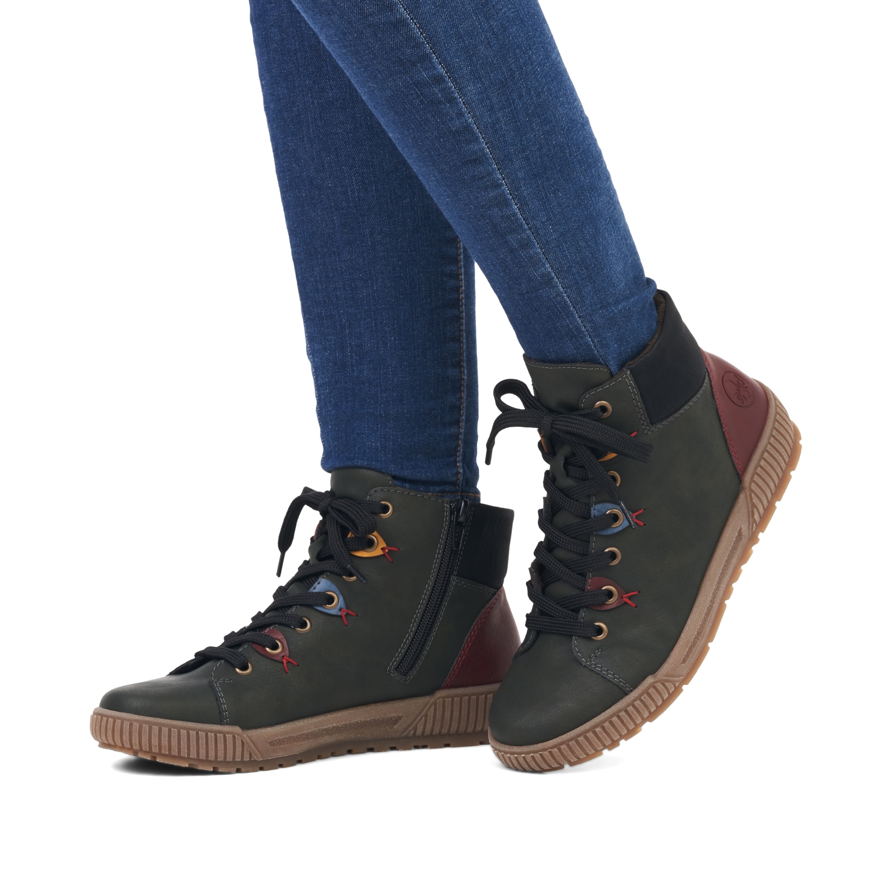 Mehrfarbige Rieker Damen Schnürstiefel N0711-54 mit Ösen-Verzierung. Schuh am Fuß.