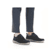 Blaue Rieker Herren Slipper 03058-14 mit Klettverschluss sowie Ziernähten. Schuh am Fuß.