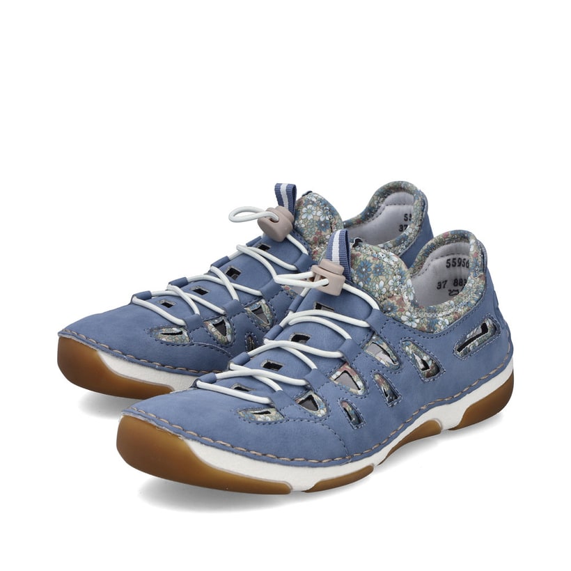Blaue Rieker Damen Slipper 55956-10 mit raffinierten Cut-Outs sowie Gummizug. Schuhpaar seitlich schräg.