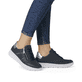Blaue Rieker Damen Sneaker Low N1313-14 mit Reißverschluss sowie Extraweite H. Schuh am Fuß.