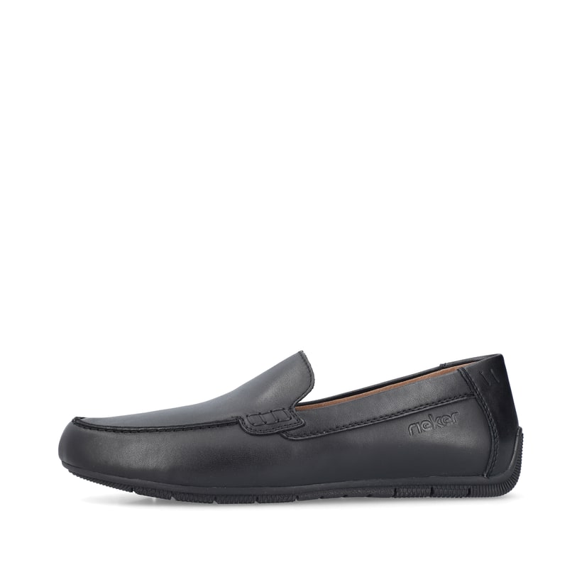 Glanzschwarze Rieker Herren Slipper 09557-00 mit der Komfortweite G 1/2. Schuh Außenseite.