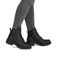 Schwarze Rieker Damen Biker Boots 72602-00 mit Leo-Print sowie einer Schnürung. Schuh am Fuß.