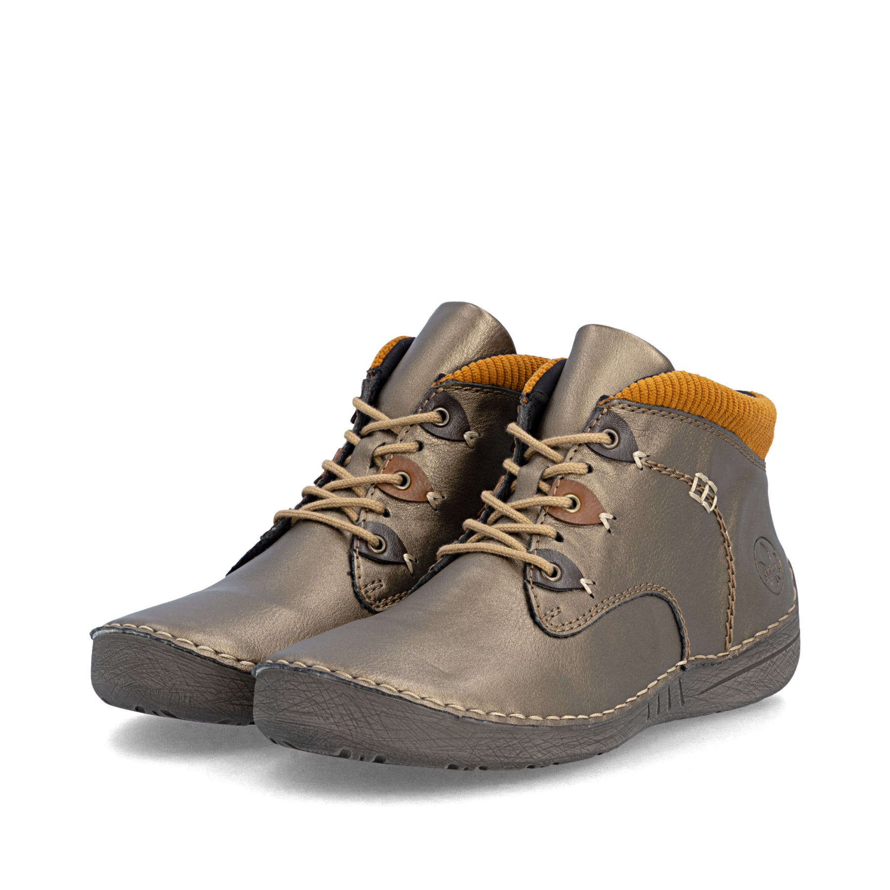 Bronzefarbene Rieker Damen Kurzstiefel 52544-90 mit einem Reißverschluss. Schuhpaar seitlich schräg.
