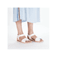 Weiße Rieker Keilsandaletten V3691-80 mit trendigen Schnalle. Schuh am Fuß.