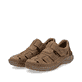 Braune Rieker Herren Slipper 03078-25 mit Klettverschluss sowie der Extraweite H. Schuhpaar seitlich schräg.