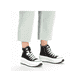 Schwarze Rieker Damen Sneaker High 90010-00 mit einer Plateausohle. Schuh am Fuß.