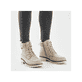 Beige Rieker Damen Schnürstiefel Y9127-62 mit Schaftkragen sowie Reißverschluss. Schuh am Fuß.