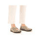 Grüne Rieker Ballerinas 46368-52 mit einem Klettverschluss. Schuh am Fuß.