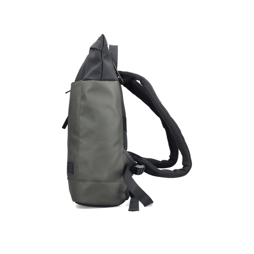 Sac à dos Rieker H5101-54 vert avec fermeture éclair, compartiment rembourré pour ordinateur portable et bretelles ajustable. Côté gauche.