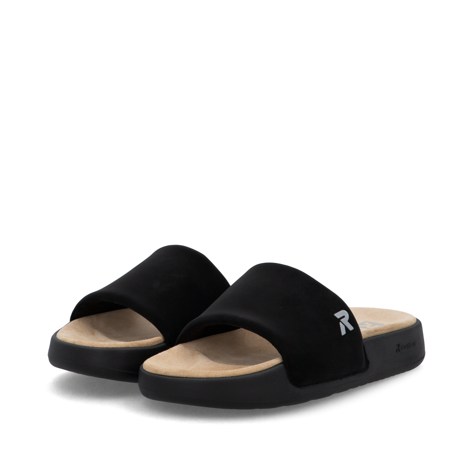 Schwarze Rieker Damen Pantoletten W3250-00 mit flexibler und ultraleichter Sohle. Schuhpaar seitlich schräg.