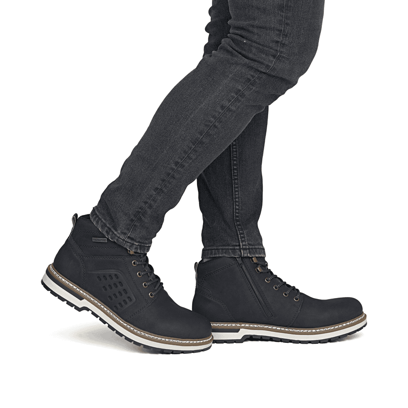 Schwarze Rieker Herren Schnürstiefel F3800-00 mit wasserabweisender TEX-Membran. Schuh am Fuß.
