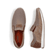 Beige Rieker Herren Slipper 11954-64 mit einem Gummizug sowie Komfortweite G 1/2. Schuh von oben, liegend.