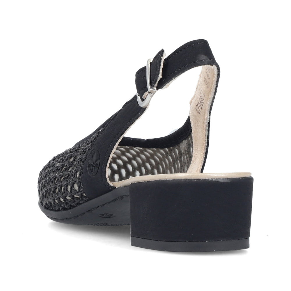Schwarze Rieker Slingpumps 47060-01 mit eleganten Zierlochungen sowie Schnallen. Schuh von hinten.