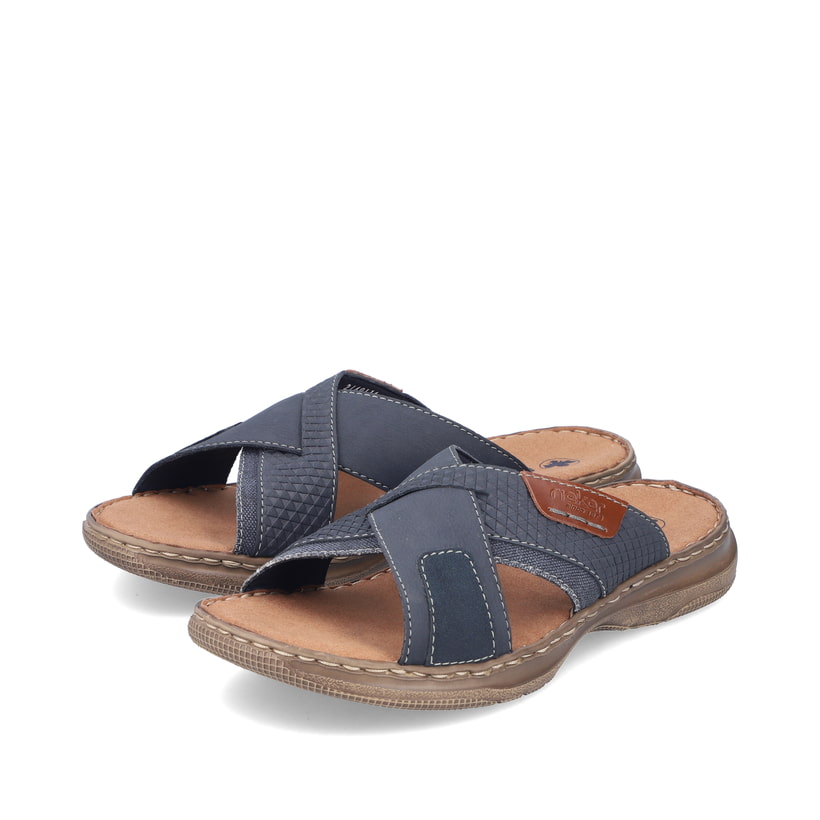 Schieferblaue Rieker Herren Pantoletten 21491-14 mit der Komfortweite G 1/2. Schuhpaar seitlich schräg.