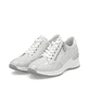 Silberne Rieker Damen Sneaker Low N4316-90 mit einem Reißverschluss. Schuhpaar seitlich schräg.