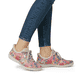 Mehrfarbige Rieker Damen Slipper 52567-90 mit easy Hineinschlüpf-Möglichkeit. Schuh am Fuß.