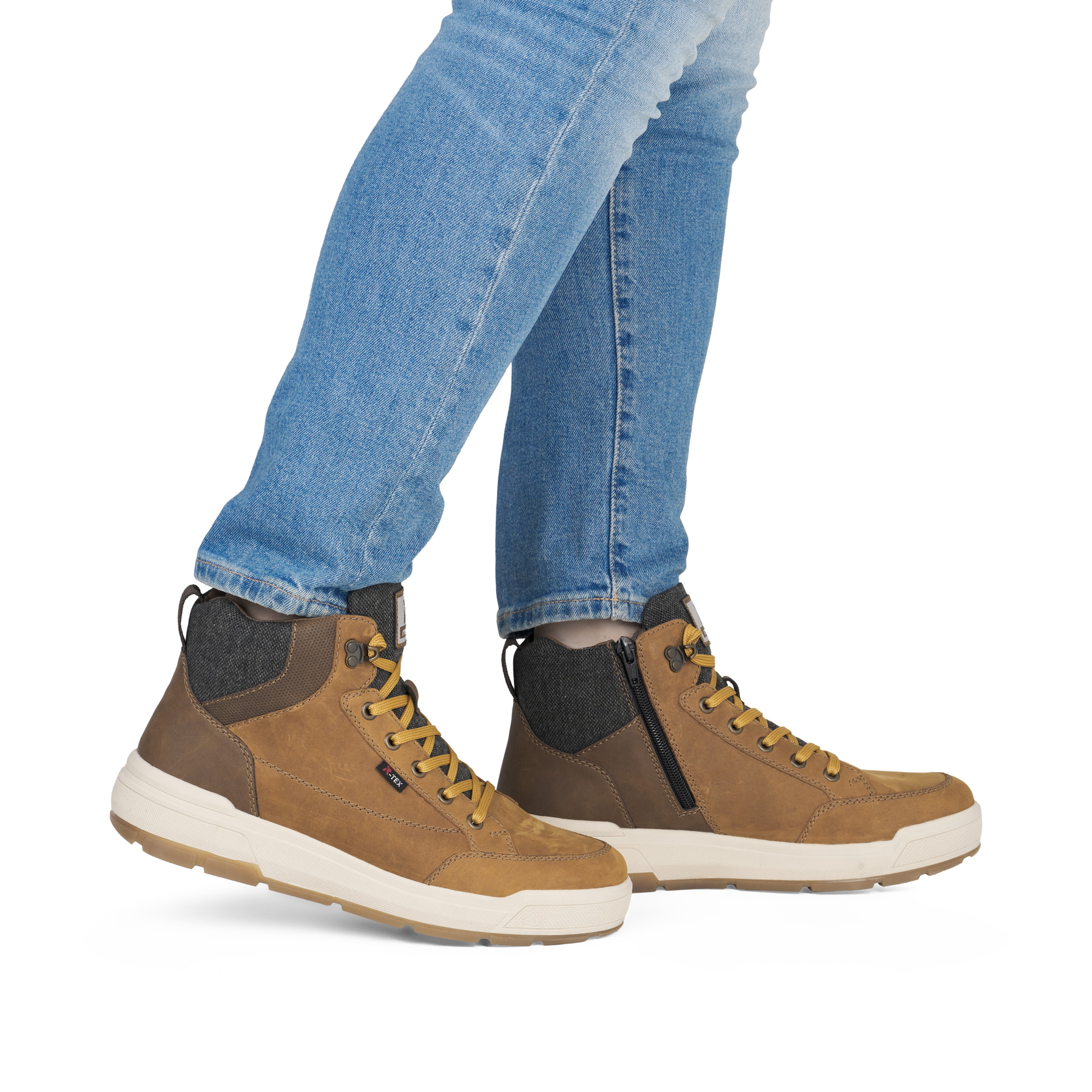 Goldgelb-braune Rieker Herren Schnürstiefel U0074-68 aus Rauleder. Schuh am Fuß.