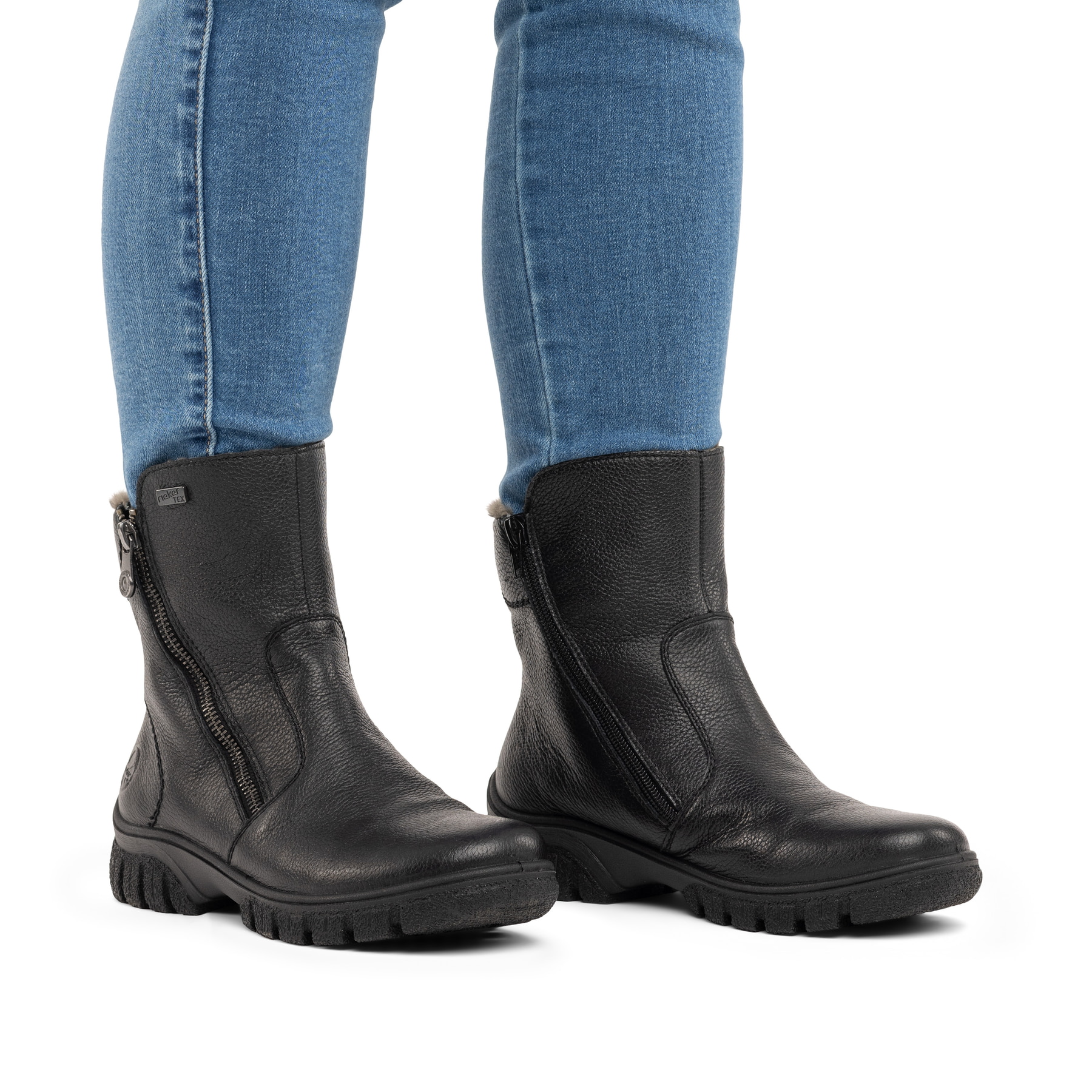 Schwarze Rieker Damen Kurzstiefel Z7263-00 aus Glattleder. Schuh am Fuß.