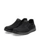 Schwarze Rieker Herren Slipper B9062-00 mit einem Gummizug sowie Extraweite H. Schuhpaar seitlich schräg.