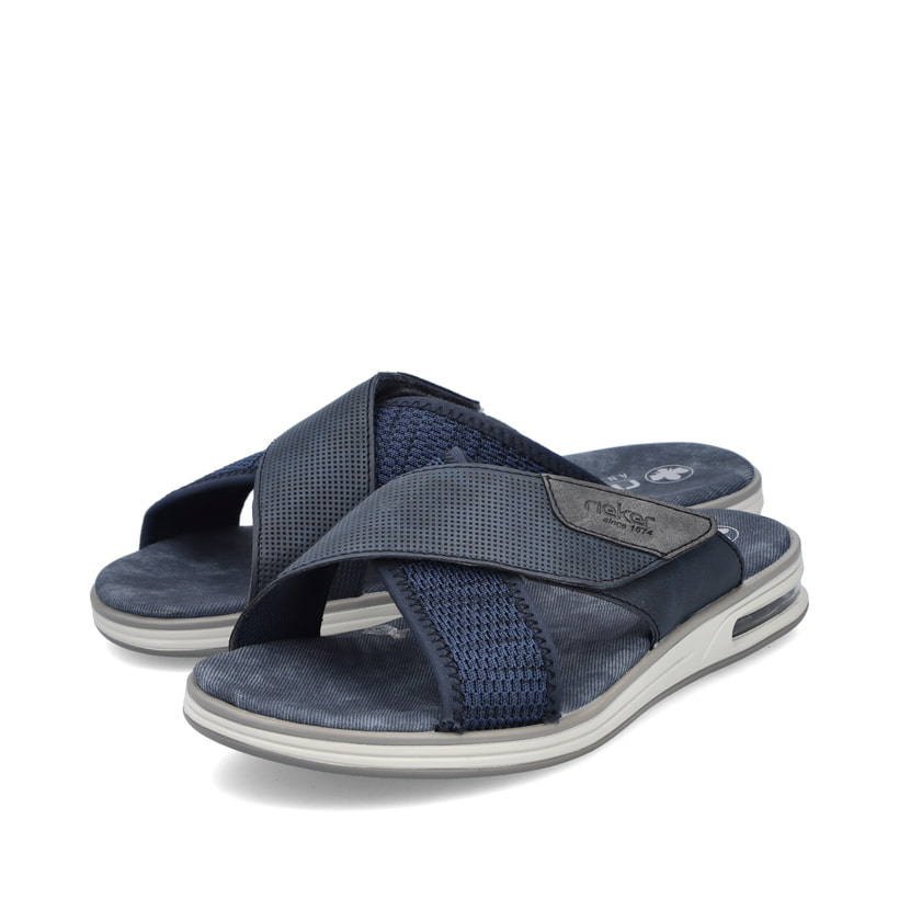 Blaue Rieker Herren Pantoletten 29083-14 mit Rieker Air Sohlenfenster. Schuhpaar seitlich schräg.