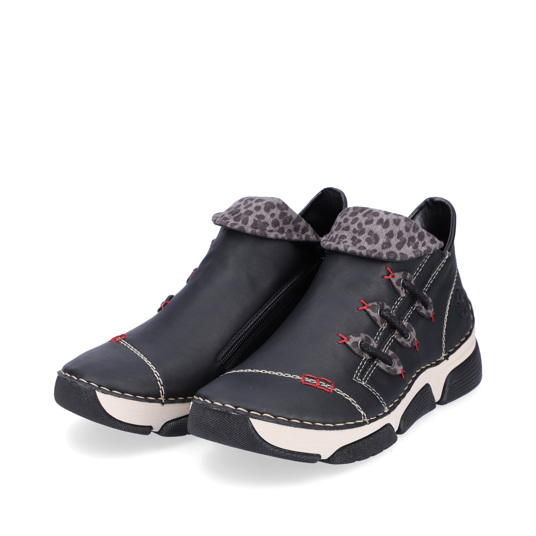 Schwarz-graue Rieker Damen Kurzstiefel 45983-00 mit einem Reißverschluss. Schuhpaar seitlich schräg.