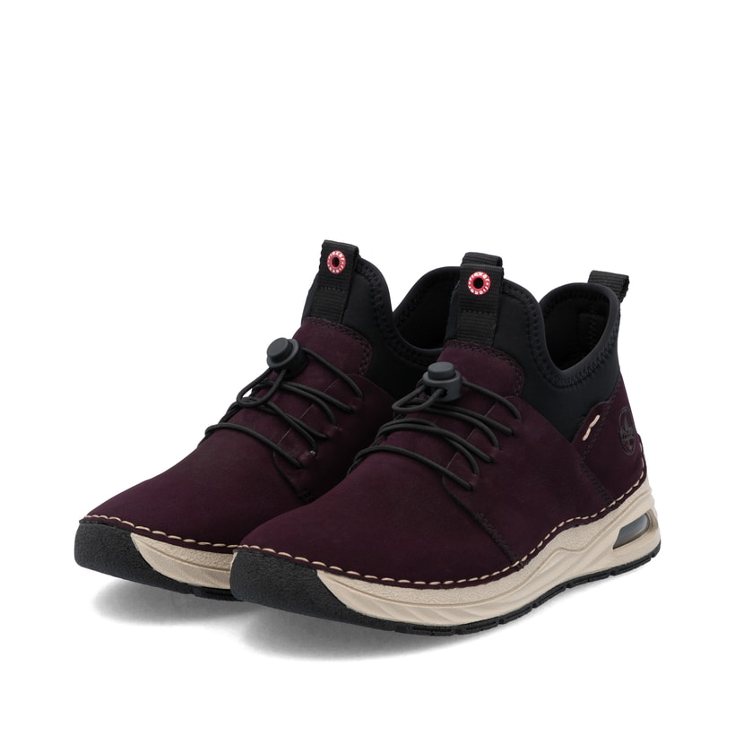Rotschwarze Rieker Damen Slipper 44560-30 mit Rieker Air Sohlenfenster. Schuhpaar seitlich schräg.