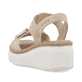Beige Rieker Keilsandaletten 69158-60 mit Deko-Kette sowie einem Gummizug. Schuh von hinten.