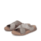 Braune Rieker Herren Pantoletten 27080-25 mit Extraweite H sowie flexibler Sohle. Schuhpaar seitlich schräg.