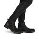 
Graphitschwarze Rieker Herren Kurzstiefel 37770-00 mit einer robusten Profilsohle. Schuh am Fuß