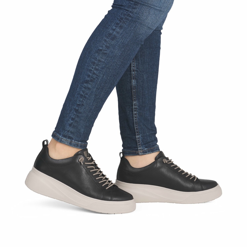 Schwarze Rieker Damen Sneaker Low W2301-00 aus Glattleder mit einer Schnürung. Schuh am Fuß.