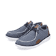 Blaue Rieker Herren Slipper 08600-12 mit einem Gummizug sowie Extraweite H. Schuhpaar seitlich schräg.