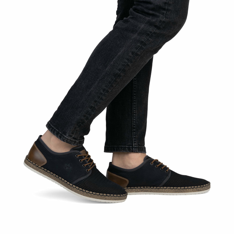 Schwarze Rieker Herren Schnürschuhe B5249-00 mit der Komfortweite G 1/2. Schuh am Fuß.