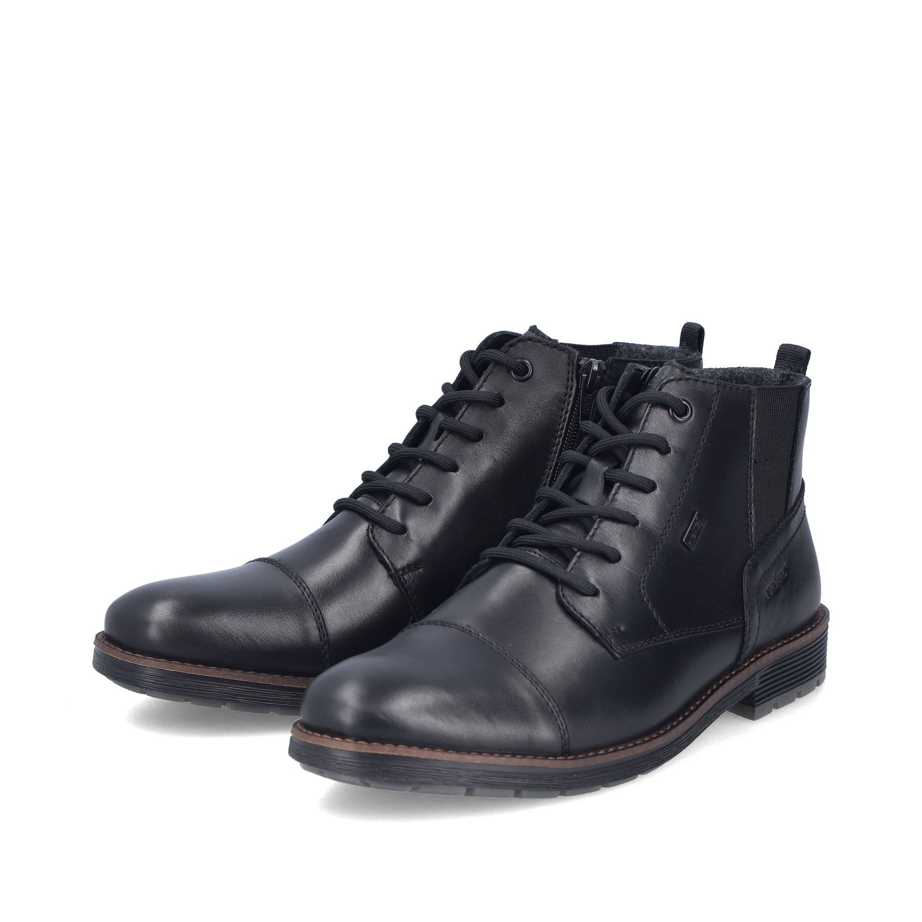 Schwarze Rieker Herren Schnürstiefel F4512-00 aus Glattleder. Schuhpaar seitlich schräg.