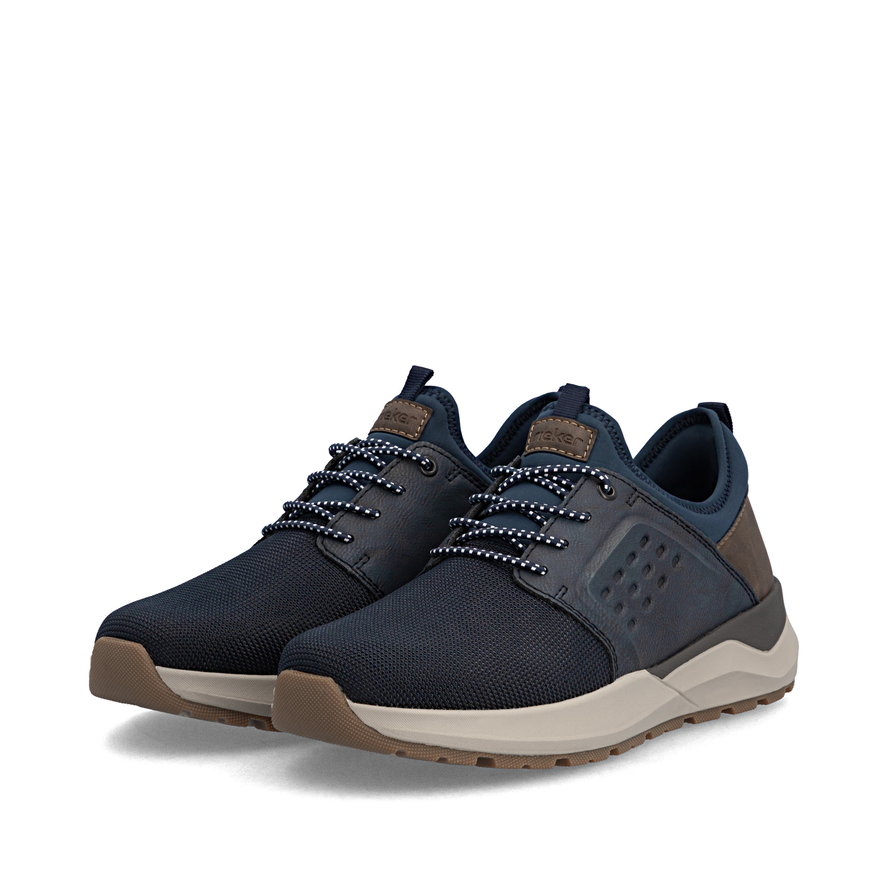 Dunkelblau-braune Rieker Herren Slipper 06058-14 mit Gummizug sowie Extraweite H. Schuhpaar seitlich schräg.