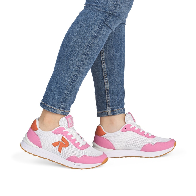 Baskets basses Rieker blanches pour femme W2404-80 avec lacets. Chaussure au pied.