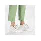 Schneeweiße Rieker Damen Sneaker Low N5452-80 mit einem Reißverschluss. Schuh am Fuß.