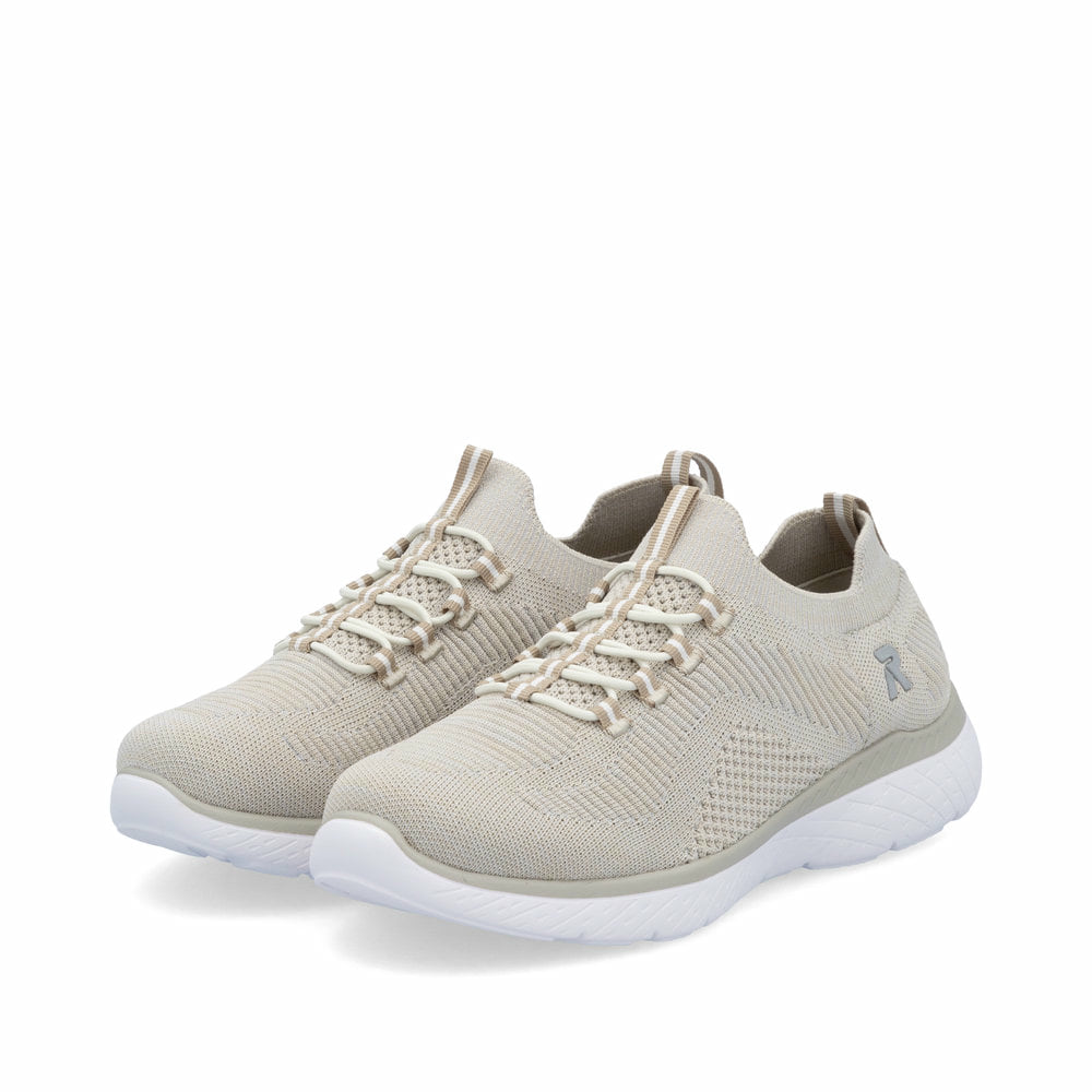 Beige vegane Rieker Damen Slipper M5074-64 mit Gummizug sowie flexibler Sohle. Schuhpaar seitlich schräg.