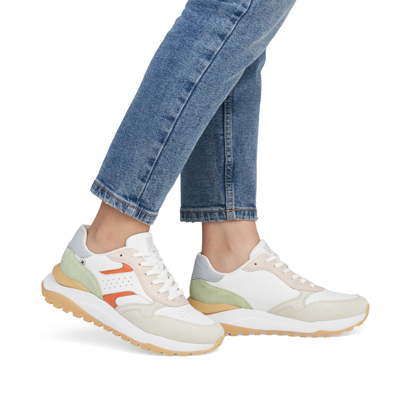 Baskets basses Rieker blanches pour femme W2500-81 avec lacets. Chaussure au pied.