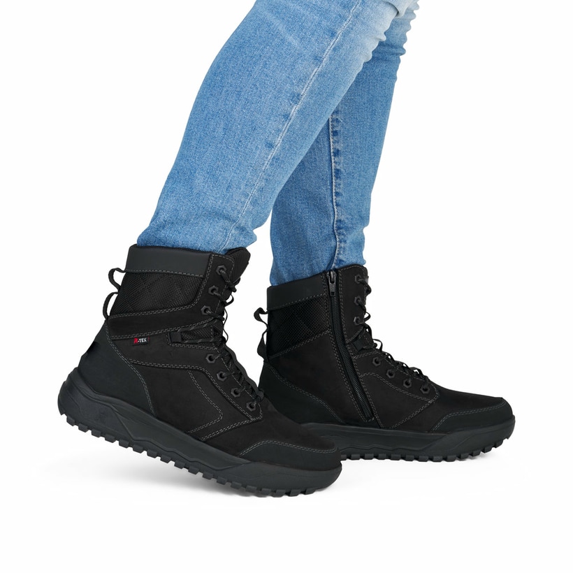 Schwarze Rieker Herren Schnürstiefel U1572-00 mit griffiger Fiber-Grip Sohle. Schuh am Fuß.