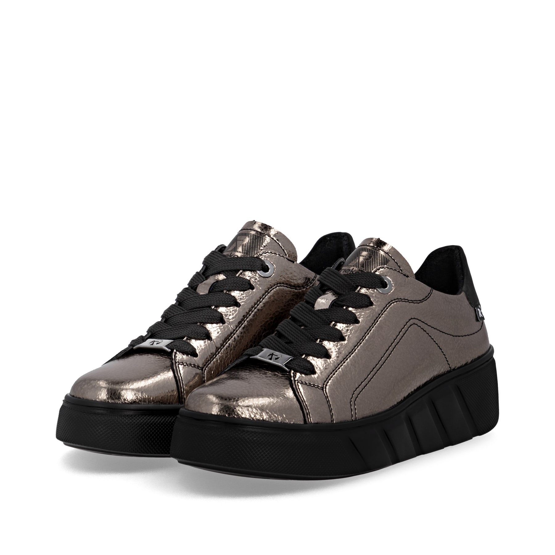 Metallische Rieker Damen Sneaker Low W2601-91 aus Glattleder mit einer Schnürung. Schuhpaar seitlich schräg.