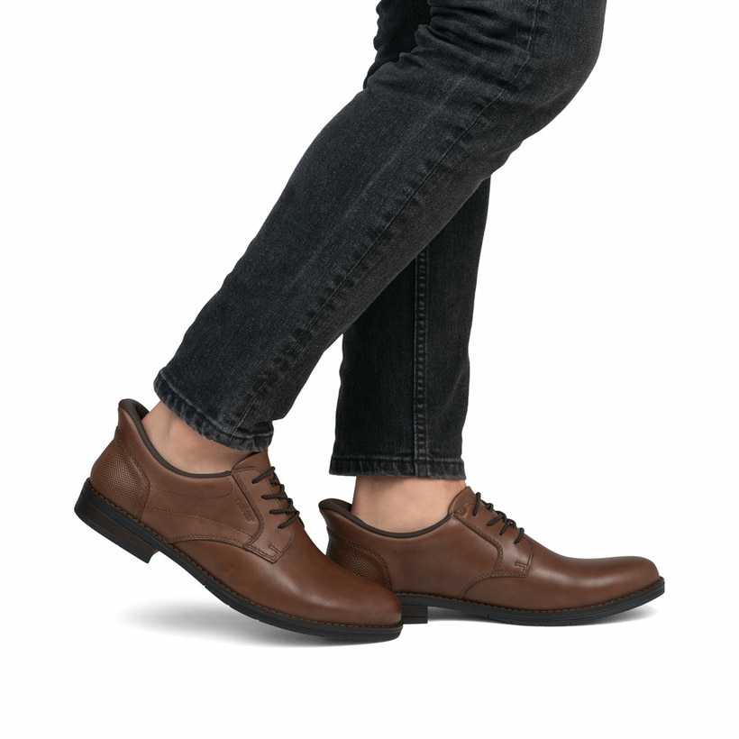 Braune Rieker Herren Slipper 10353-24 mit easy Hineinschlüpf-Möglichkeit. Schuh am Fuß.