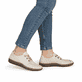 Beige Rieker Damen Schnürschuhe N2402-60 aus Glattleder. Schuh am Fuß.